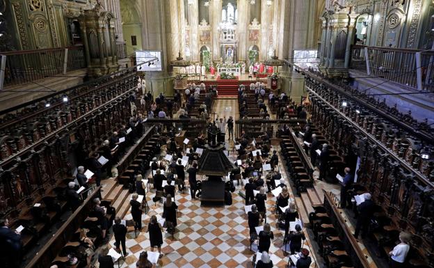 Imagen principal - El obispo de Málaga, en el aniversario de su ordenación: «Sólo deseo ser un buen instrumento en manos de Dios»