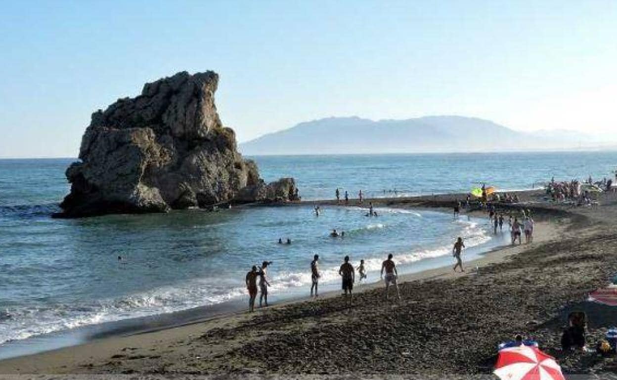 Imagen de archivo de la playa del Peñón del Cuervo de Málaga.