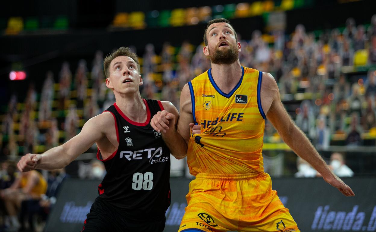 Costello, a la derecha, durante un partido con el Gran Canaria. 