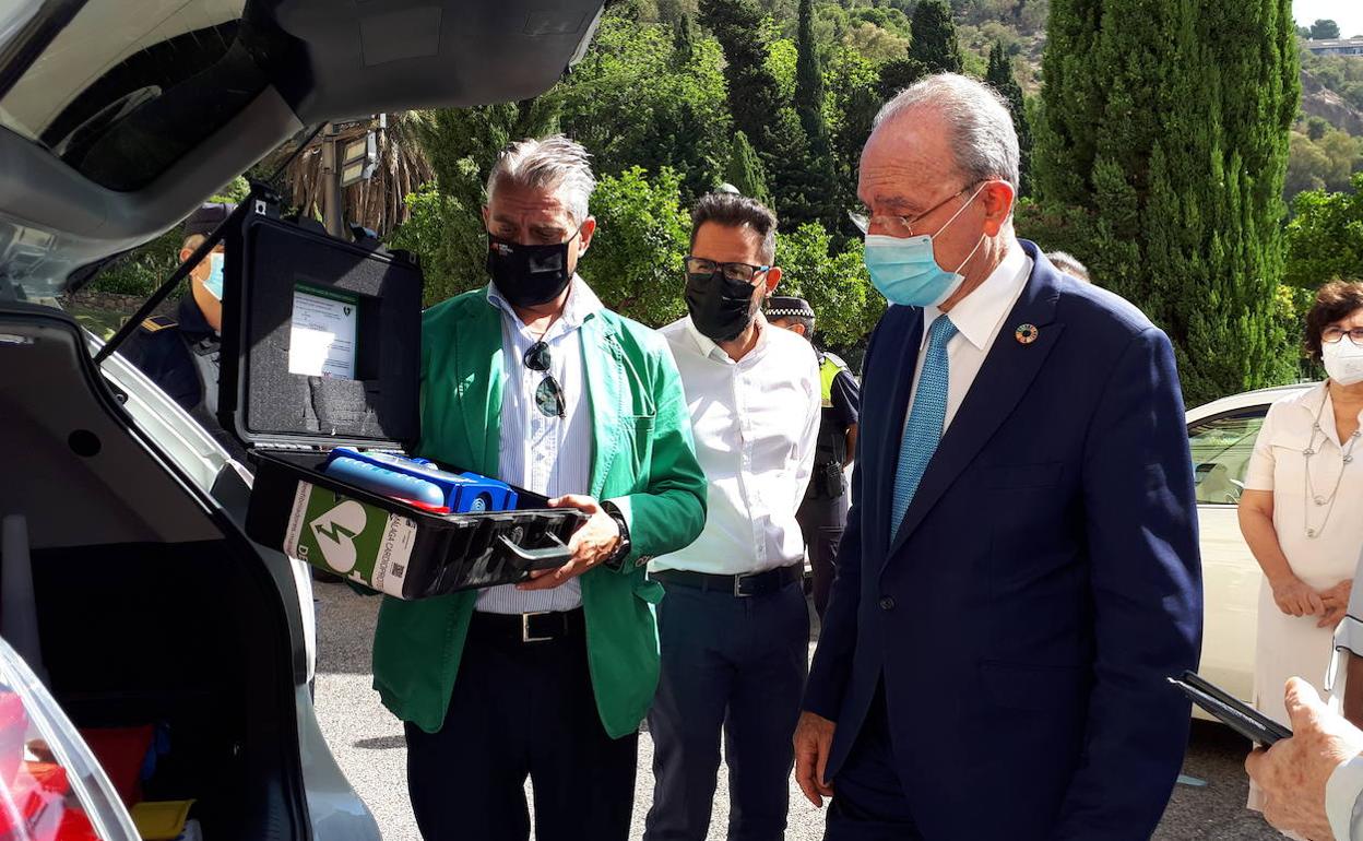 Francisco de la Torre y y el concejal Francisco Pomares observan uno de los aparatos para vehículos de la Policía Local. 