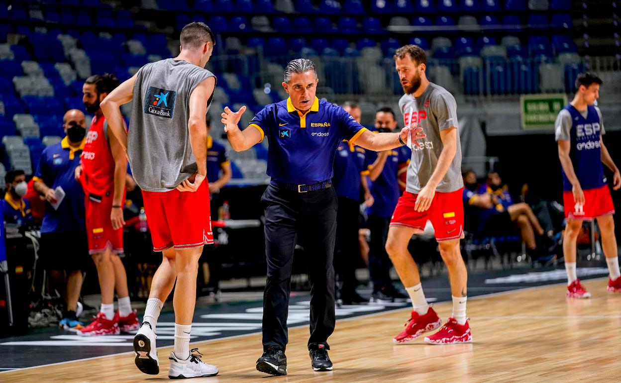 Sergio Scariolo da instrucciones durante durante el entrenamiento de la selección en el Palacio de los Deportes este martes. 