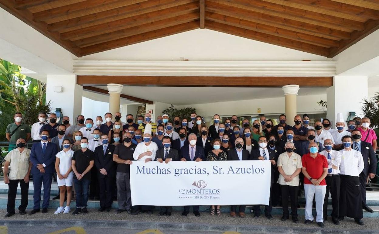 Los empleados del Hotel Los Monteros han guardado un minuto de silencio en honor al propietario del establecimiento, Judas Azuelos, recientemente fallecido.