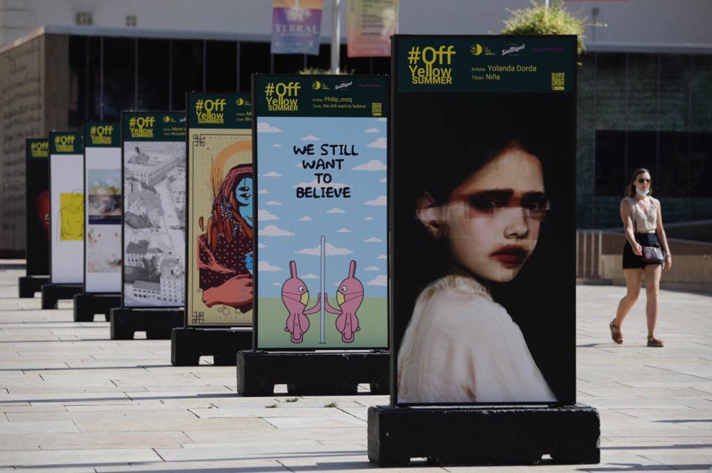 Los 15 mupis dispuestos en la calle Alcazabilla exponen la obra de 30 artistas de proximidad hasta el 19 de julio