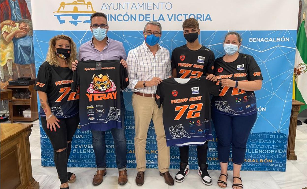 El edil de Deportes y el alcalde, con el joven piloto rinconero. 