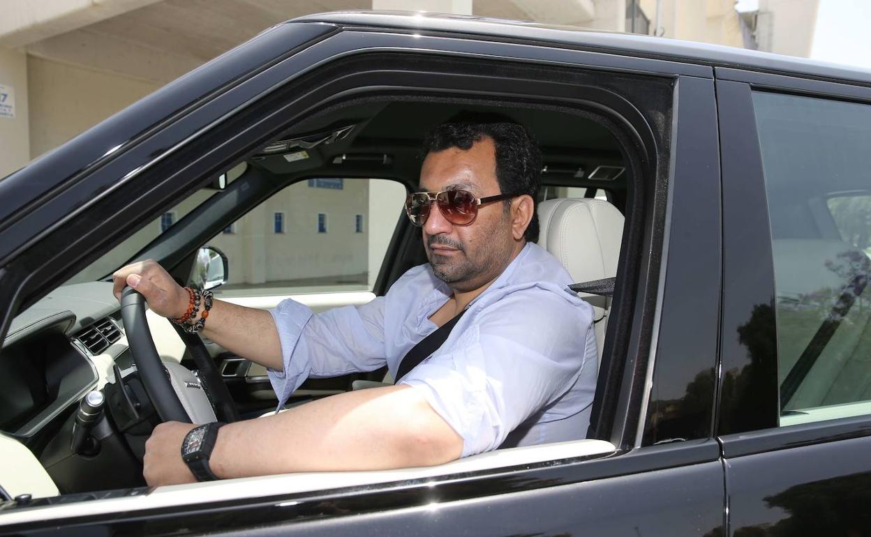 Al-Thani, en las inmediaciones de La Rosaleda hace varios años. 