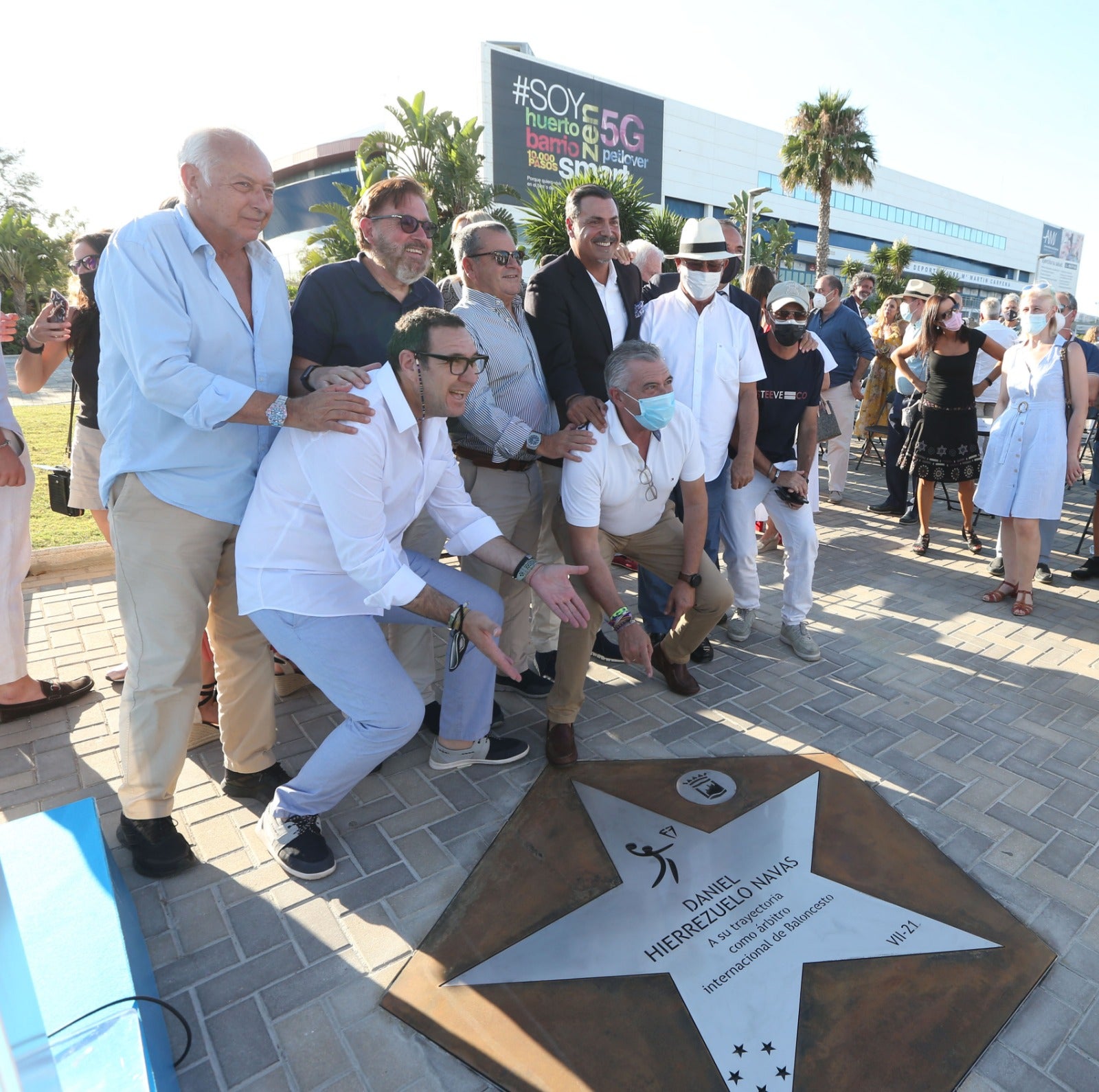 El árbitro internacional descubrió una estrella con su nombre en el Paseo de las Estrellas junto al Carpena