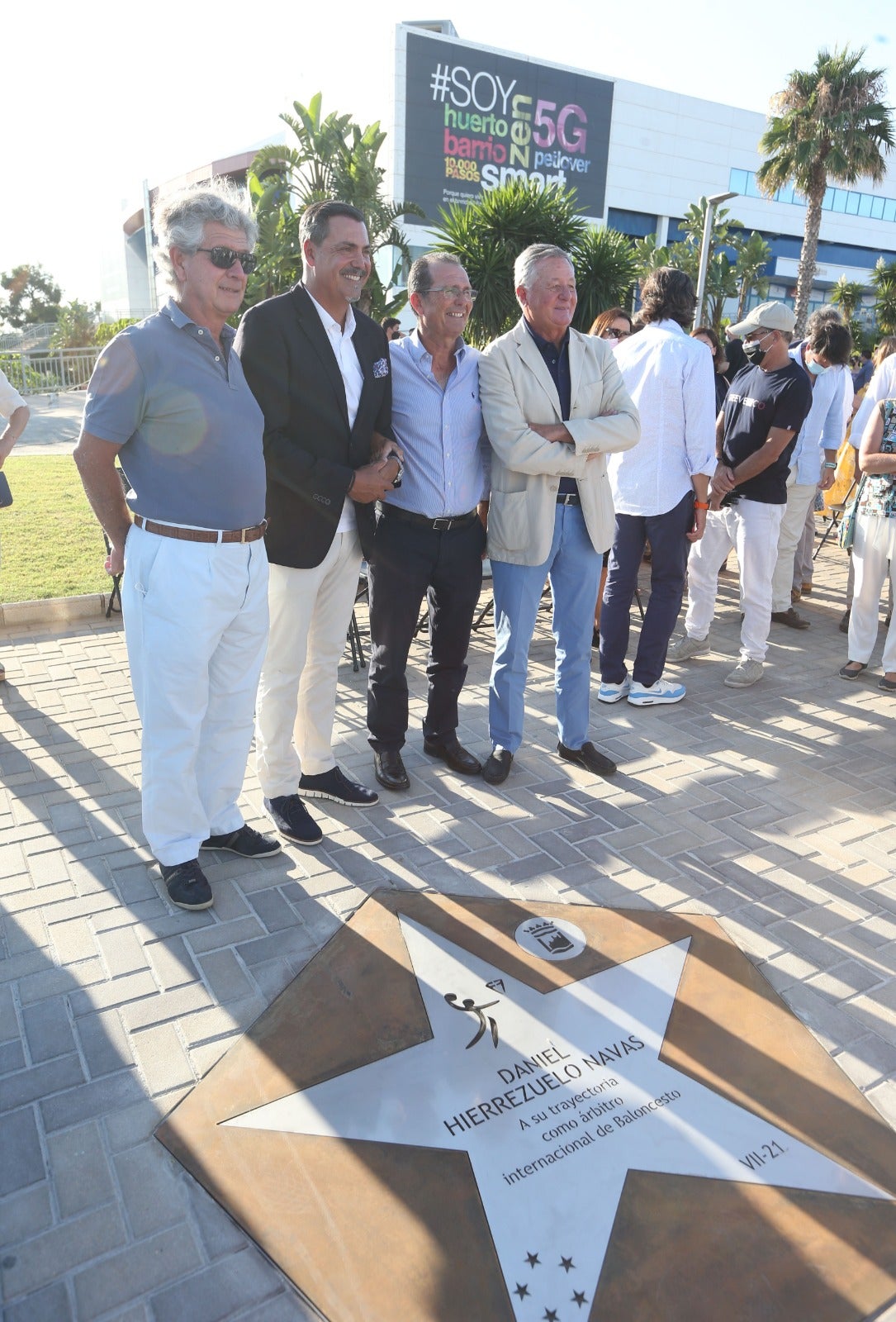 El árbitro internacional descubrió una estrella con su nombre en el Paseo de las Estrellas junto al Carpena