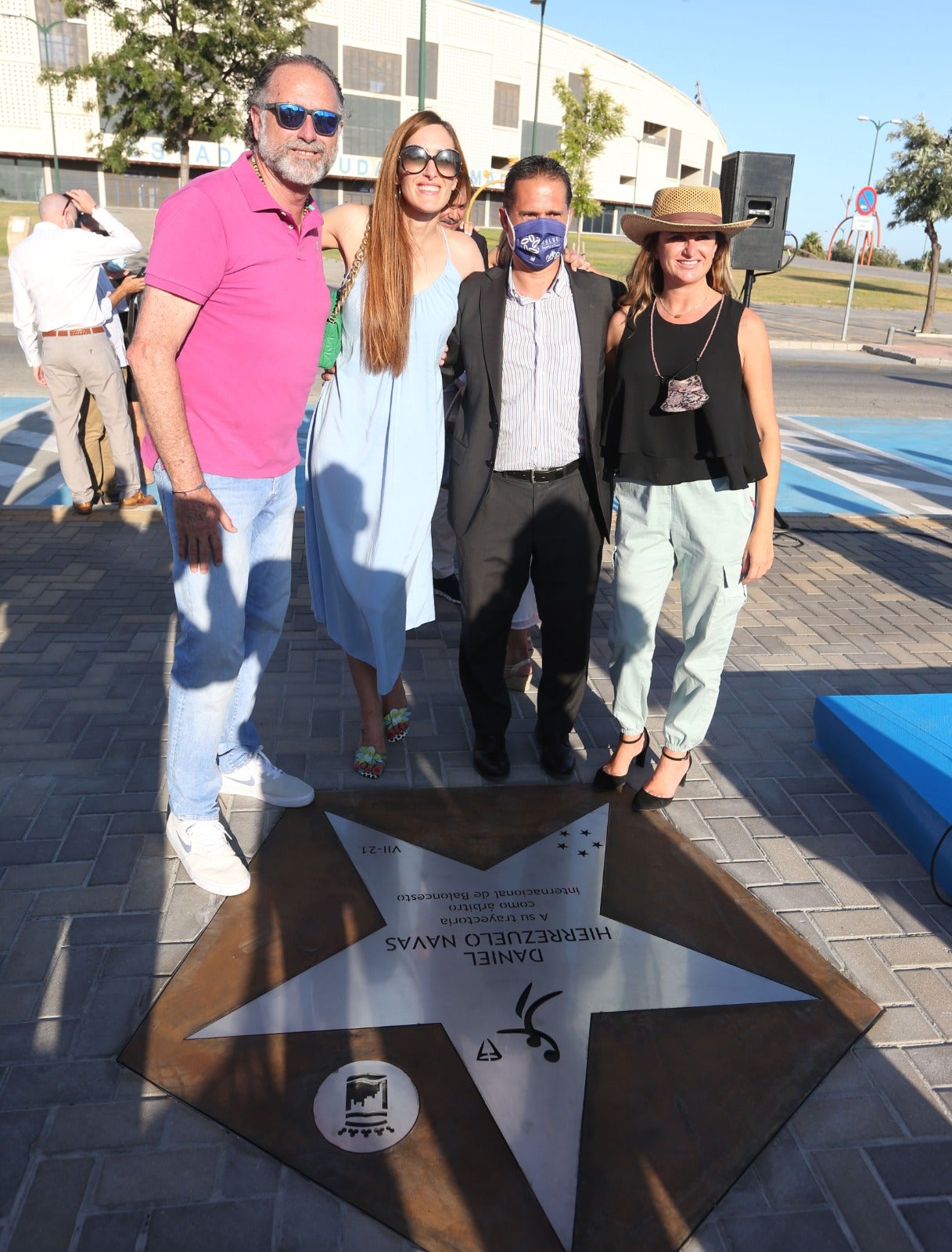 El árbitro internacional descubrió una estrella con su nombre en el Paseo de las Estrellas junto al Carpena