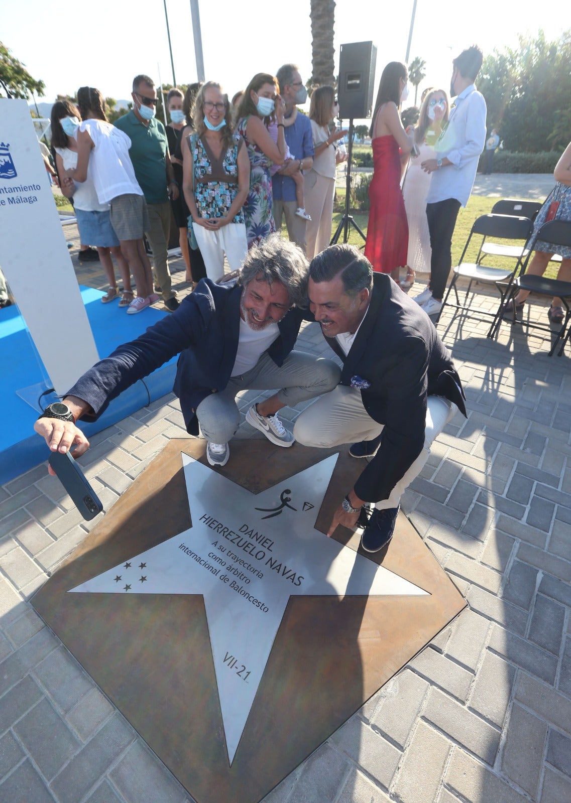 El árbitro internacional descubrió una estrella con su nombre en el Paseo de las Estrellas junto al Carpena