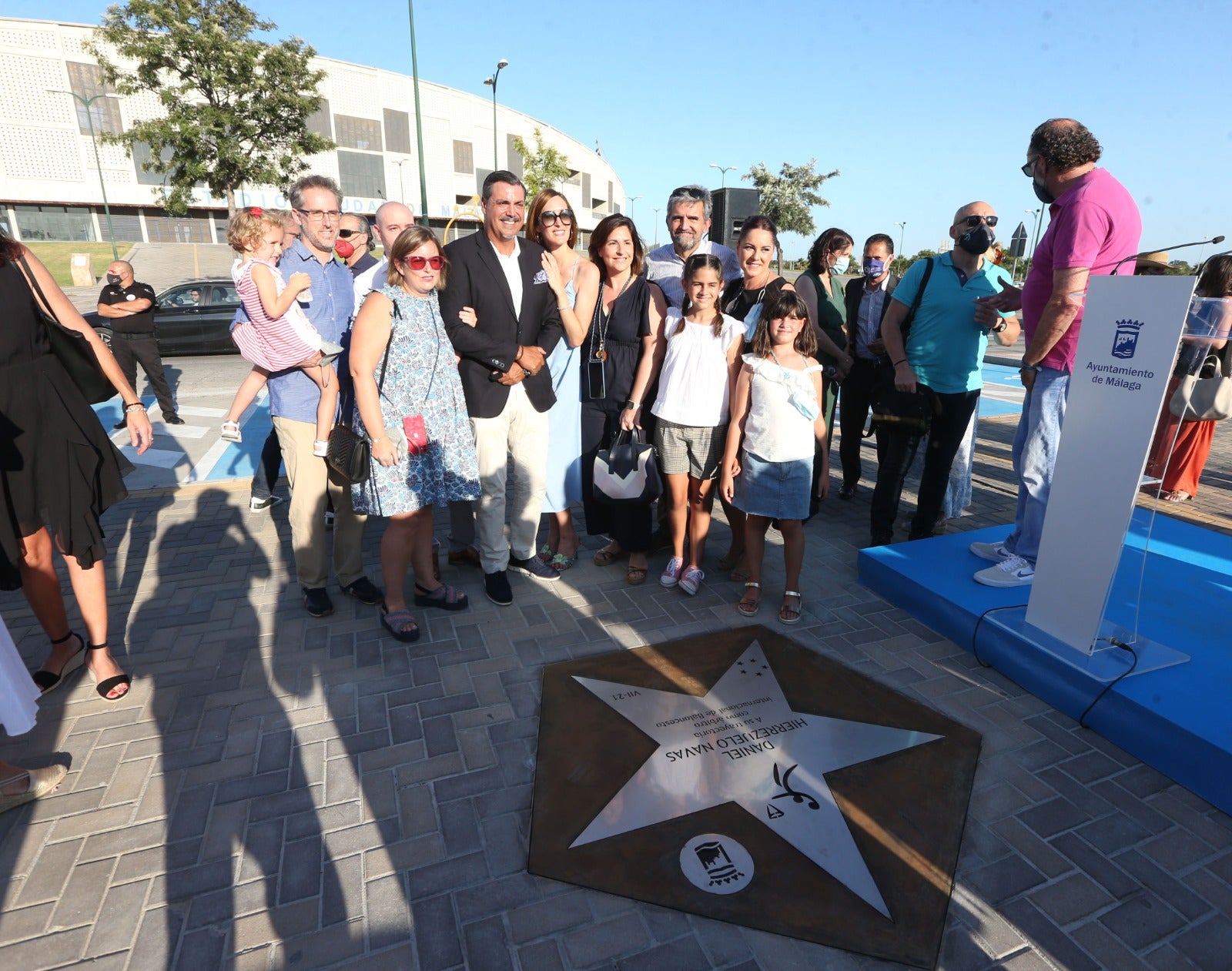 El árbitro internacional descubrió una estrella con su nombre en el Paseo de las Estrellas junto al Carpena