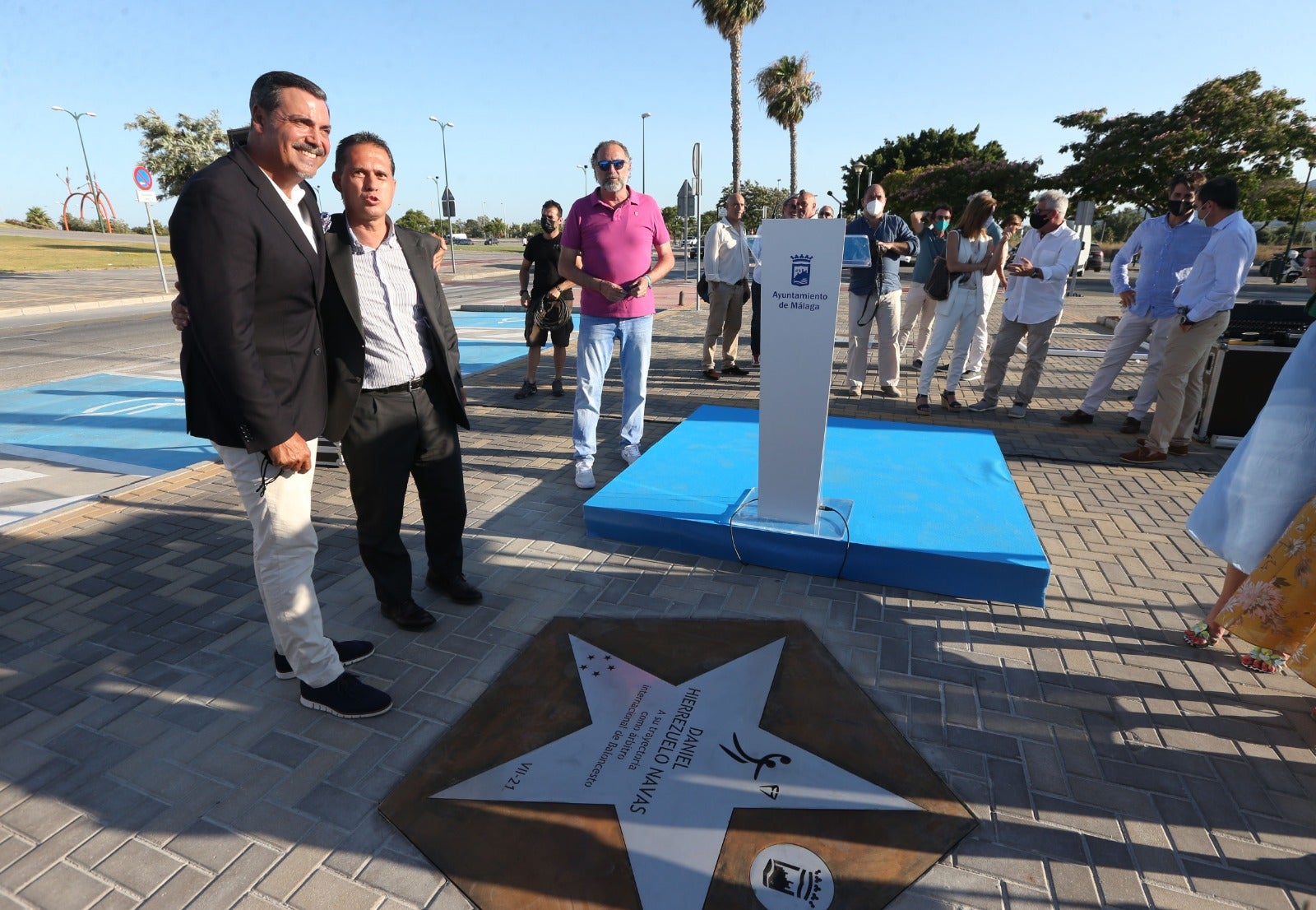 El árbitro internacional descubrió una estrella con su nombre en el Paseo de las Estrellas junto al Carpena