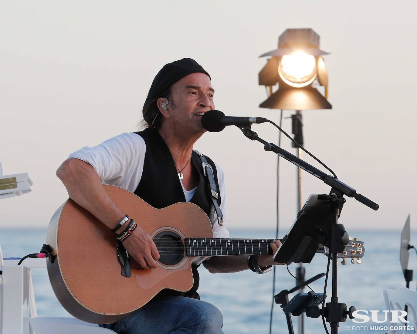 La estoica banda madrileña devuelve los Baños del Carmen a los ochenta en un acústico trufado de caras conocidas