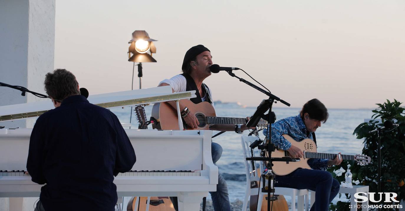 La estoica banda madrileña devuelve los Baños del Carmen a los ochenta en un acústico trufado de caras conocidas