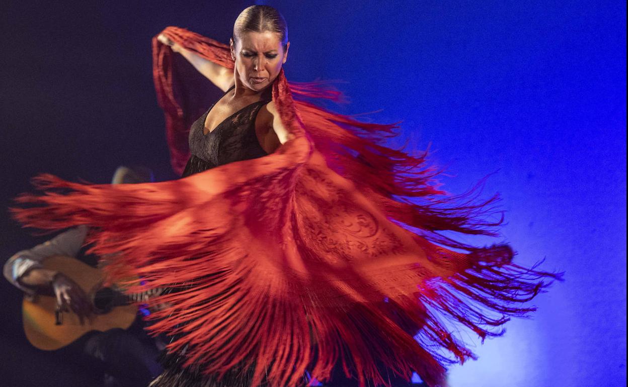 Sara Baras llega a Málaga con motivo de la VII Bienal de Flamenco, una de las citas más esperadas de su gira 'Momentos'.