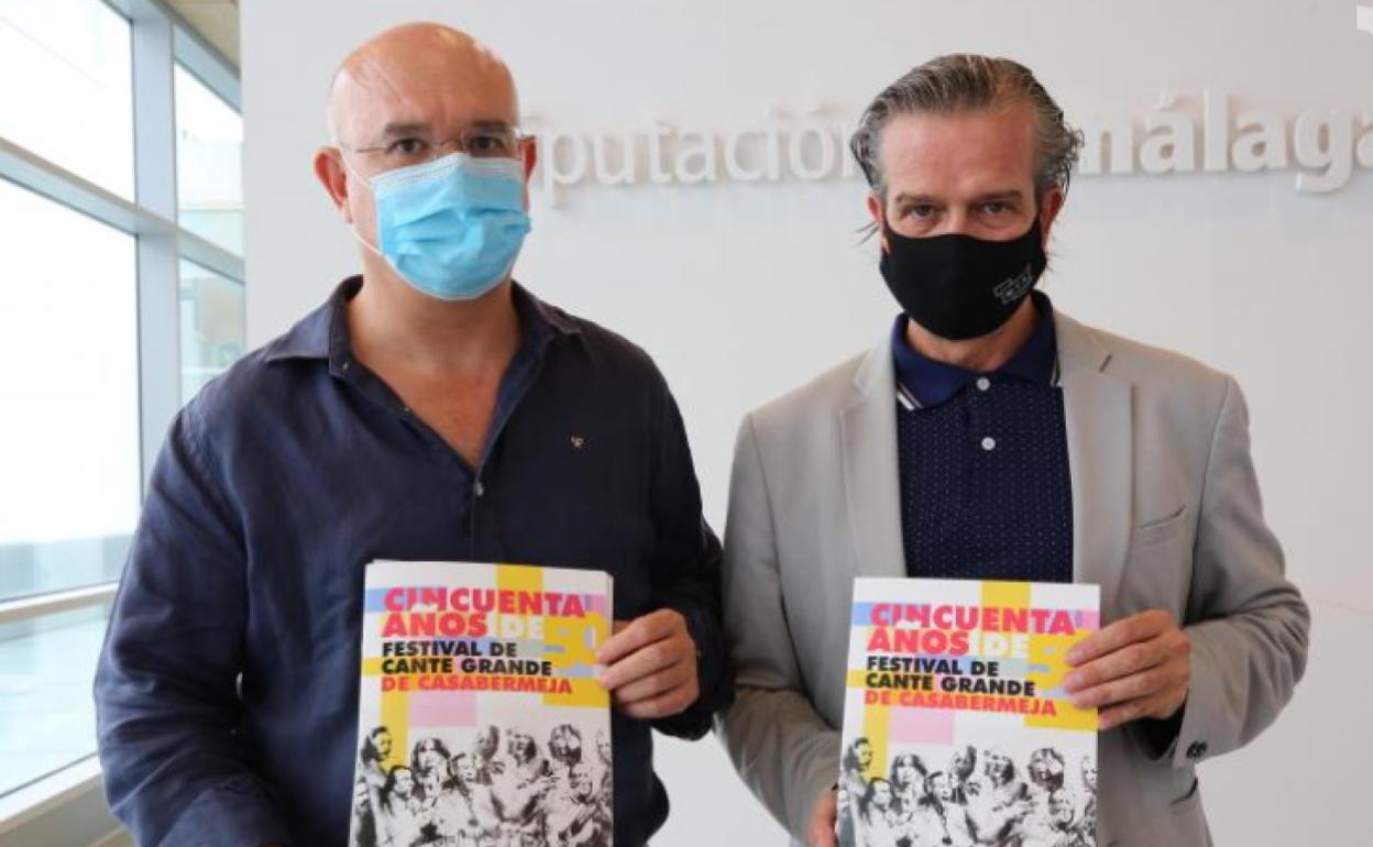 Pedro Hernández, teniente alcalde del municipio, y Víctor González, el diputado de Cultura, presentando el 50º Festival de Cante Grande