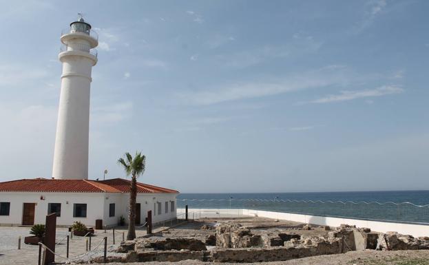 Junto al emblemático Faro de Torrox se encuentran importantes vestigios de una villa romana. 