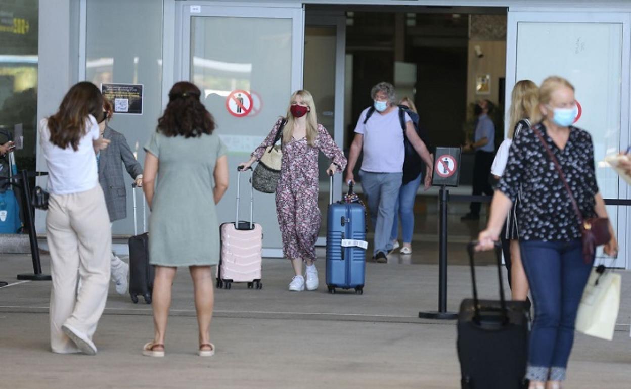 La imagen muestra a varios turistas en su llegada al aeropuerto de Málaga, este verano. 