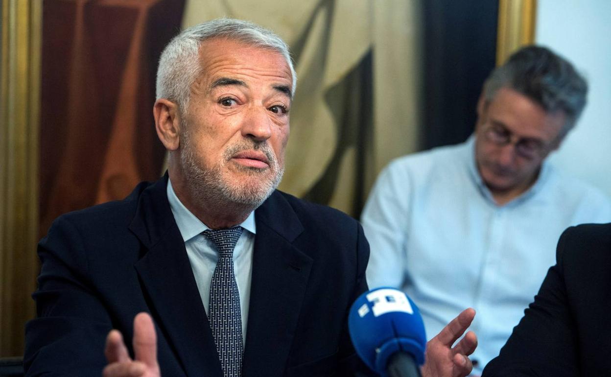 El presidente de Ausbanc, Luis Pineda, atiende a los medios tras salir de prisión preventiva en mayo de 2019. 