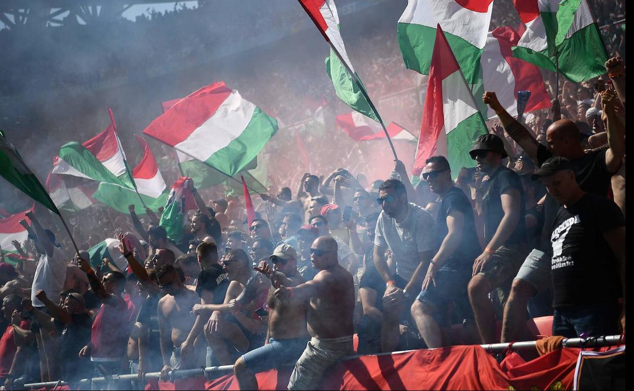 Aficionados húngaros en el Puskas Arena de Budapest durante el partido que midió a su selección con Francia. 