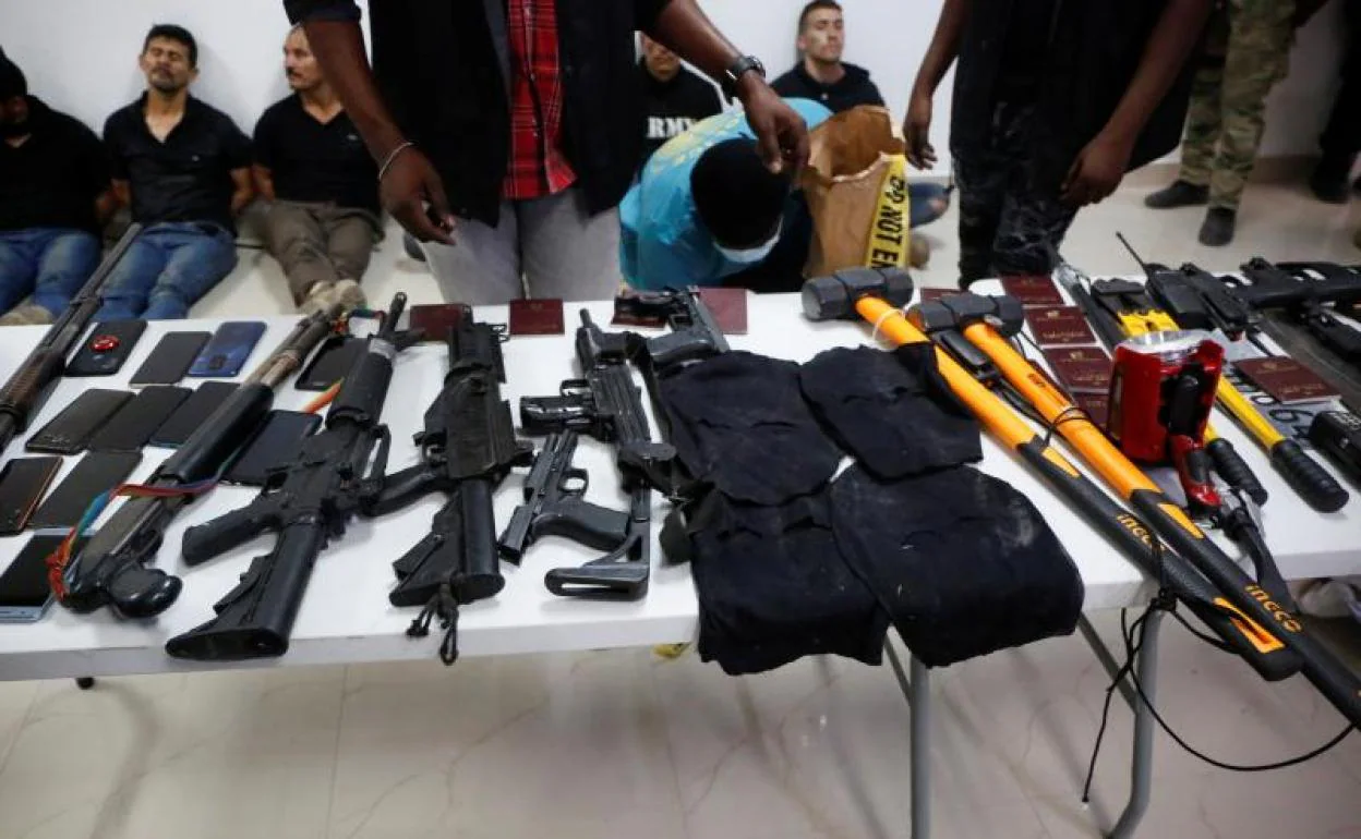 Armas, teléfonos móviles, pasaportes y otros artículos junto con los sospechosos del asesinato del presidente Jovenel Moise 