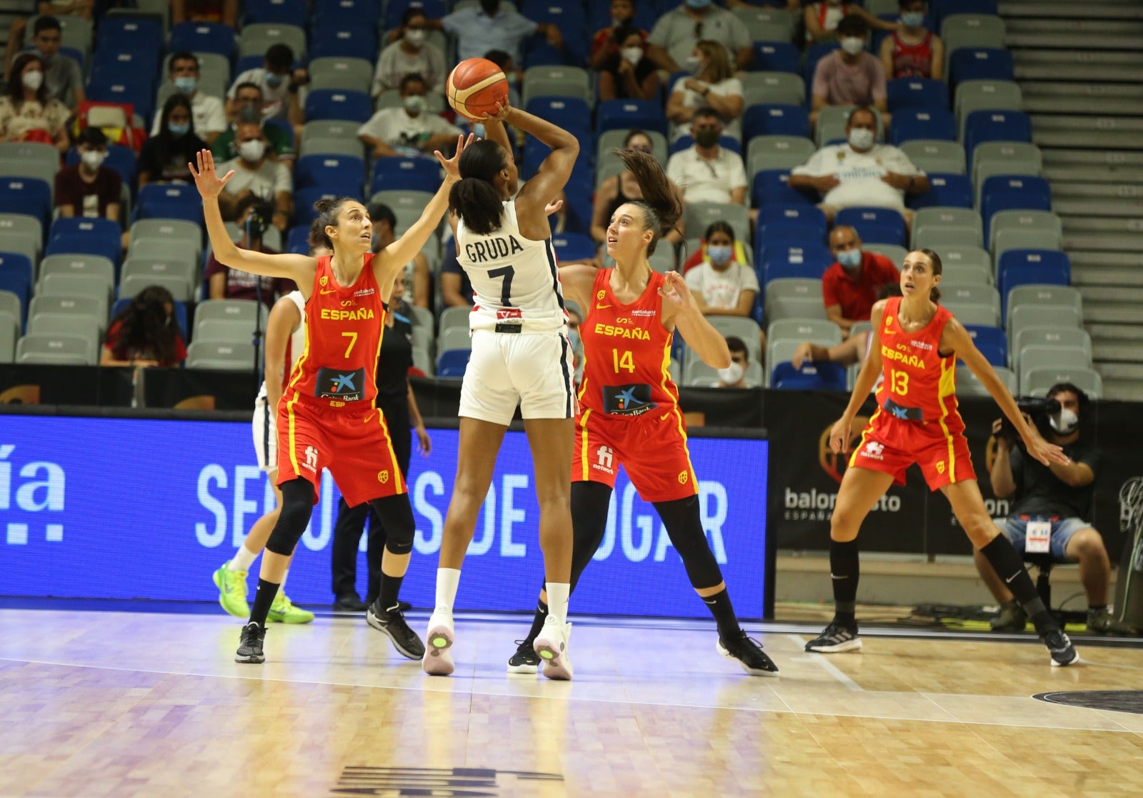 España venció a la subcampeona de Europa con una notable mejoría en la segunda parte