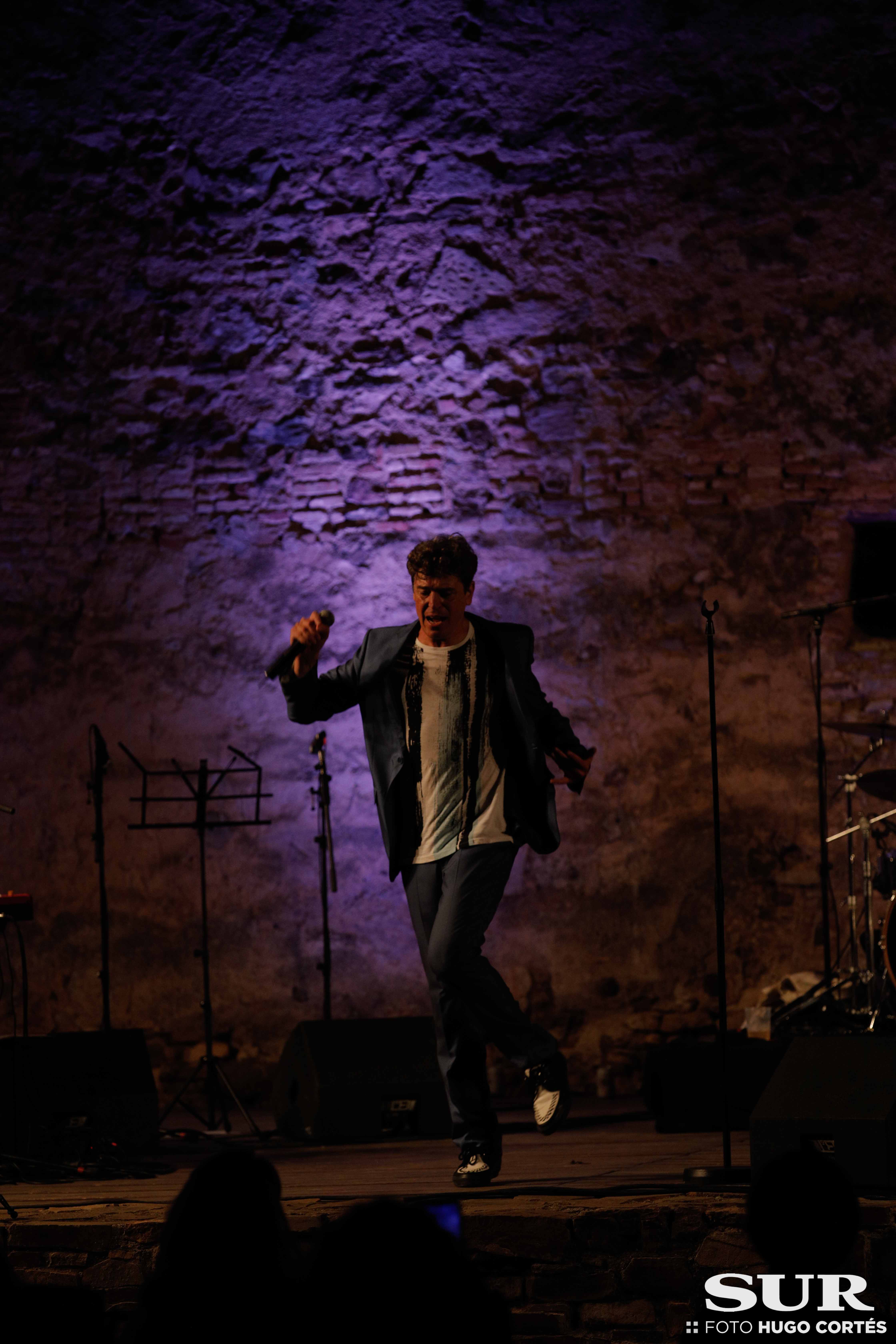 El artista malagueño presenta en 'Noches de Gibralfaro' su álbum 'DeCantando', ante un lleno de 350 personas para recordar también los mejores temas de su carrera