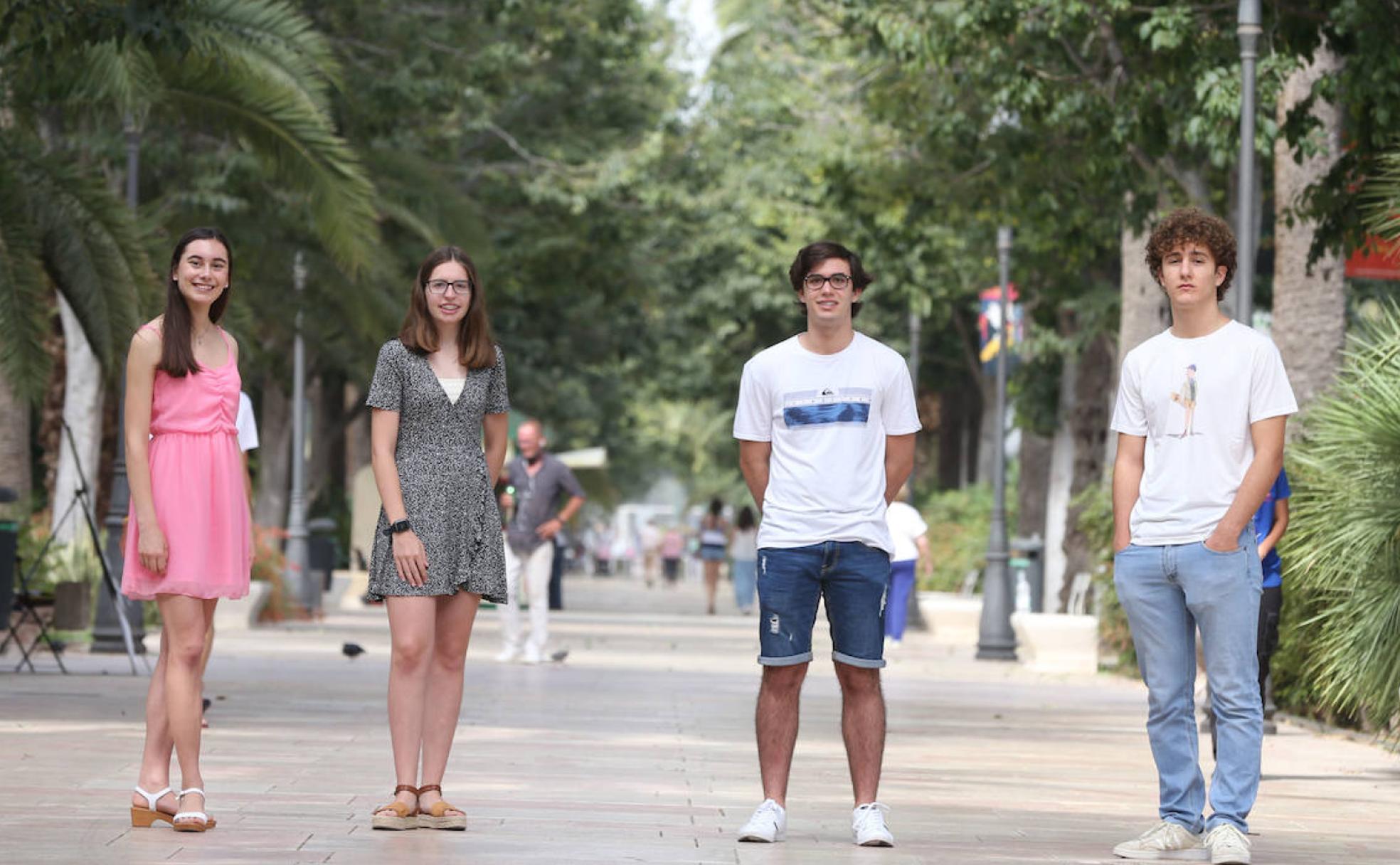 Anabel Ocaña, Paula Gil-Cepeda, Adrián Ruiz y Juan Robles, las cuatro mejores notas de los premios extraordinarios de Bachillerato, fotografiados en el Parque de Málaga. 