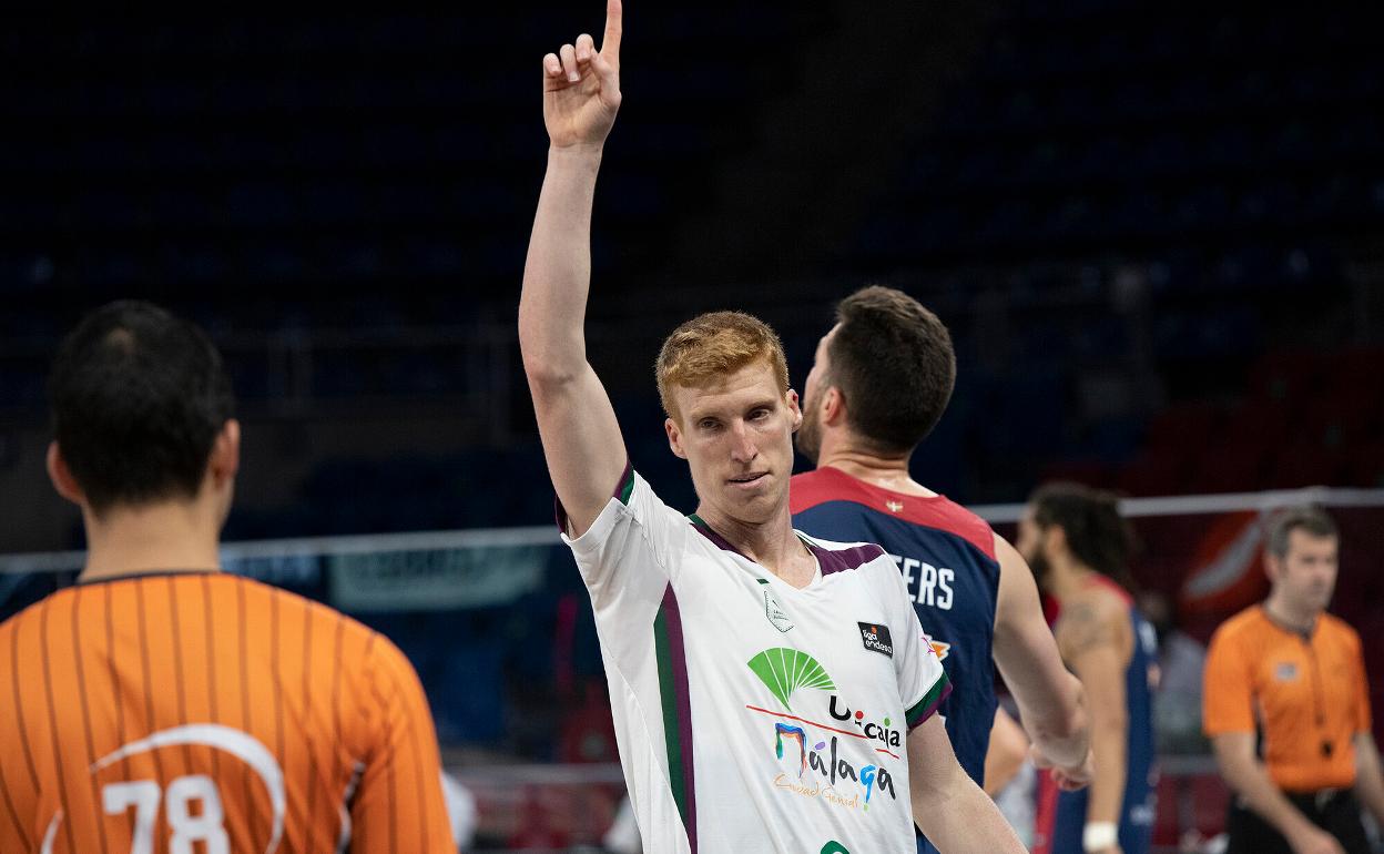 Alberto Díaz reconoce una falta en un partido contra el Baskonia. 