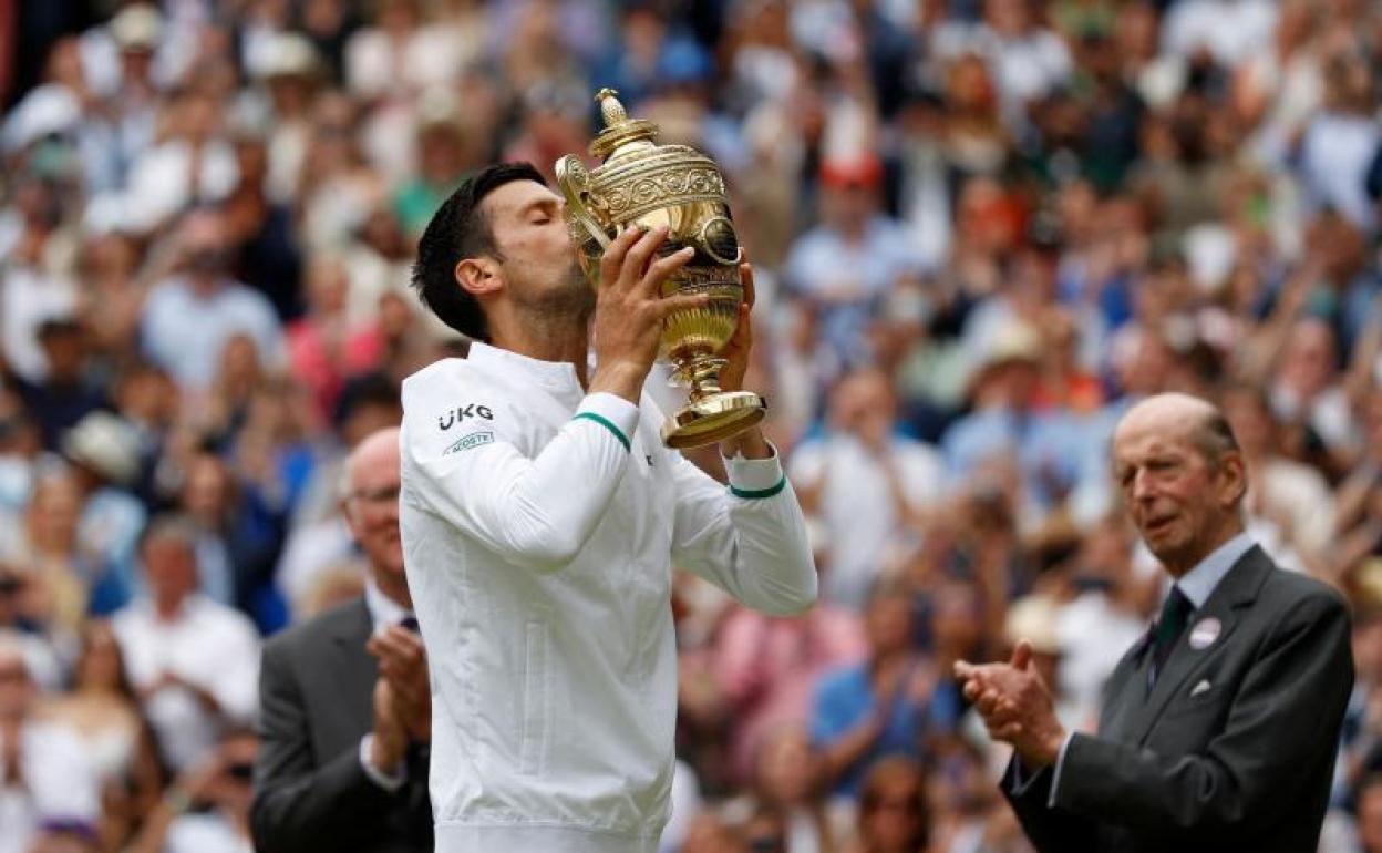 Novak Djokovic besando al trofeo