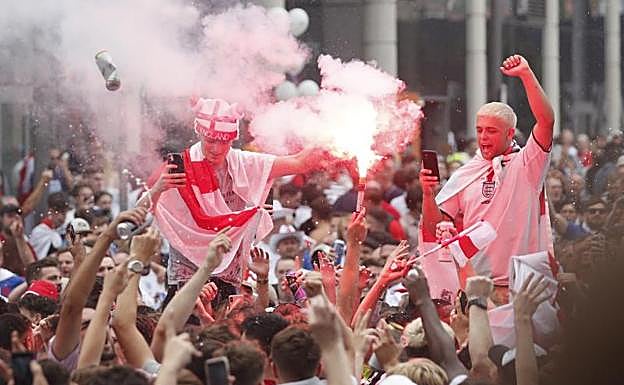 Aficionados ingleses en los prolegómenos de la final