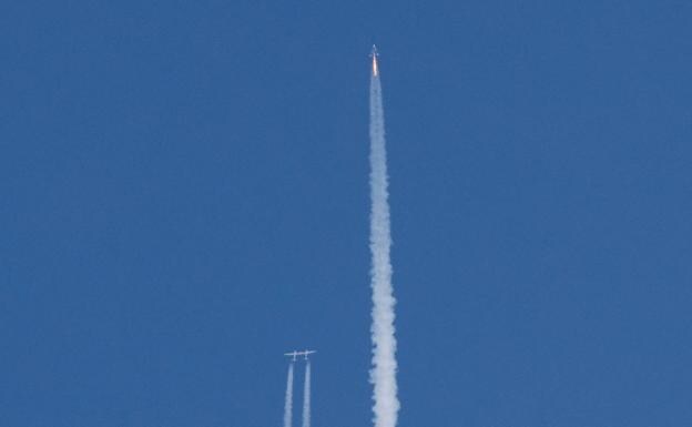 La nave VSS Unity (derecha) en pleno vuelo vertical tras separarse del avión que lo llevó desde su base terrestre.