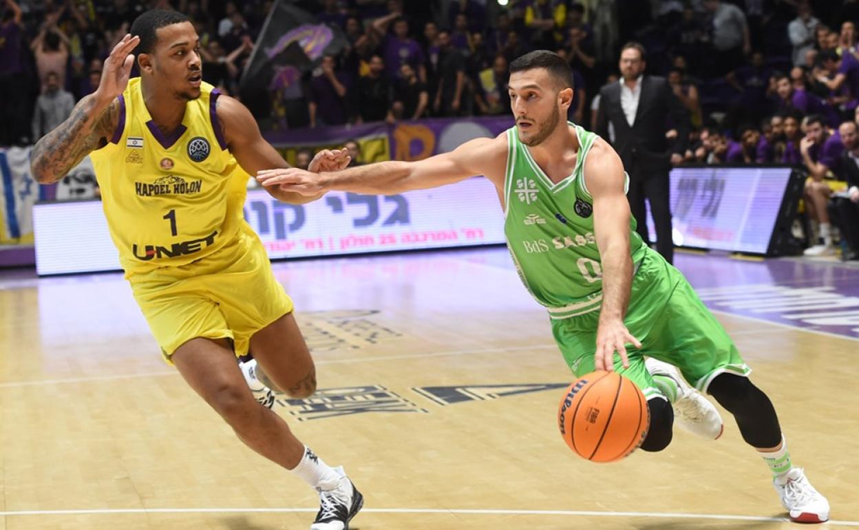 Spissu, durante un encuentro con el Sassari esta temporada ante el Hapoel Holon. 