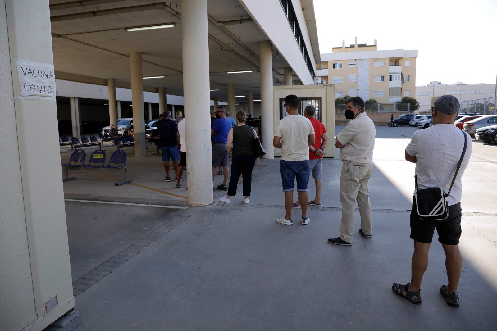 Dos horas antes de que comenzará la inoculación con la fórmula de Janssen, ya había personas esperando la apertura de las puertas de la cabina de vacunación instalada en el aparcamiento del ambulatorio ubicado en Colonia Santa Inés - Teatinos.