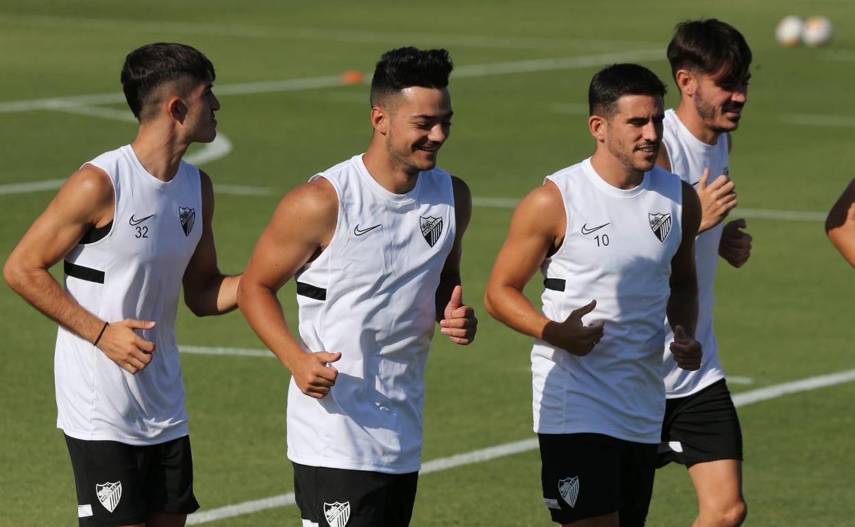 Ismael Gutiérrez, en el centro de la imagen, durante su primer entrenamiento con el Málaga junto a nuevos compañeros como Julio, Jairo y Jozabeda.