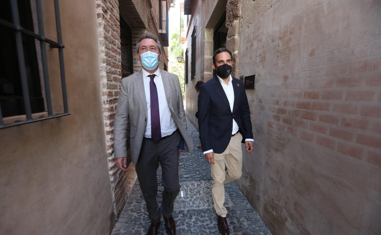 Juan Espadas y Daniel Pérez, ayer, llegando al Museo Picasso de Málaga.