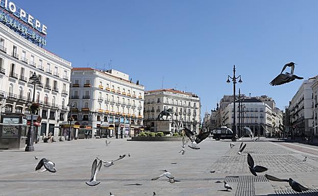 La Puerta del Sol de Madrid vacía durante el inicio de la Semana Santa de 2020. 