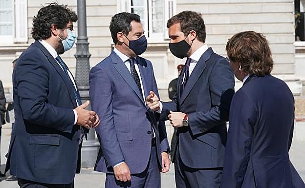 Moreno intercambia unas palabras con Casado