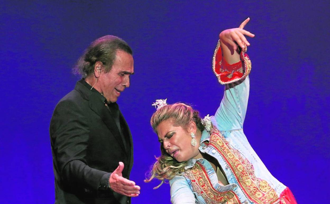 Pepe de Lucia junto a la bailaora Pastora Galván en la Malagueta.