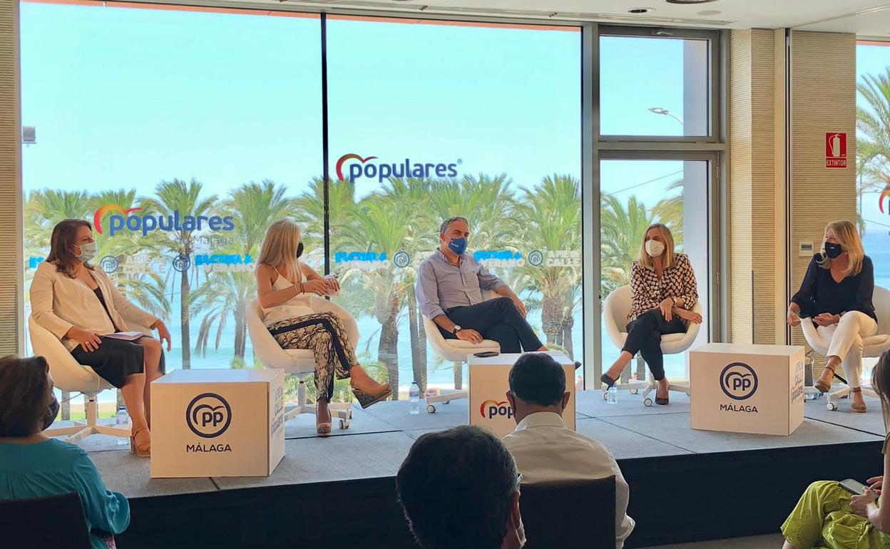 Carmen Crespo, Patricia del Pozo, Elías Bendodo, Marifrán Carazo y Ángeles Muñoz, en la escuela del verano del PP de Málaga. 