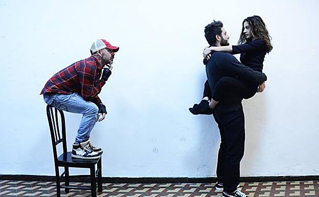 Imagen principal - 2015: Desde aquel día. Pedro Okña observa a Alejandro Morales e Iro Vas en un ensayo. 2016: La Juan Gallery. The Lonely People, nacido a partir de Villa Puchero, llegaba a la sala madrileña. 2017: La Brecha. Una de las creaciones más impactantes del grupo. 