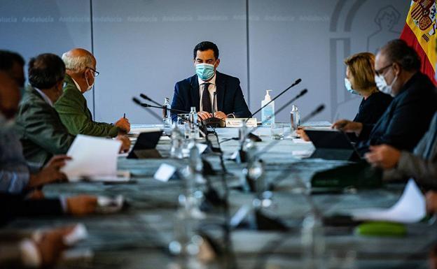 Moreno, presidiendo una reunión pasada del comité de expertos de Andalucía.