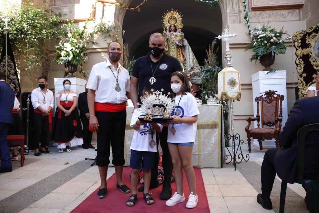 El estandarte ha sido llevado hasta el Puerto de la capital, donde en la casa de botes del Club Mediterráneo ha embarcado para dirigirse hacia las playas de La Malagueta.