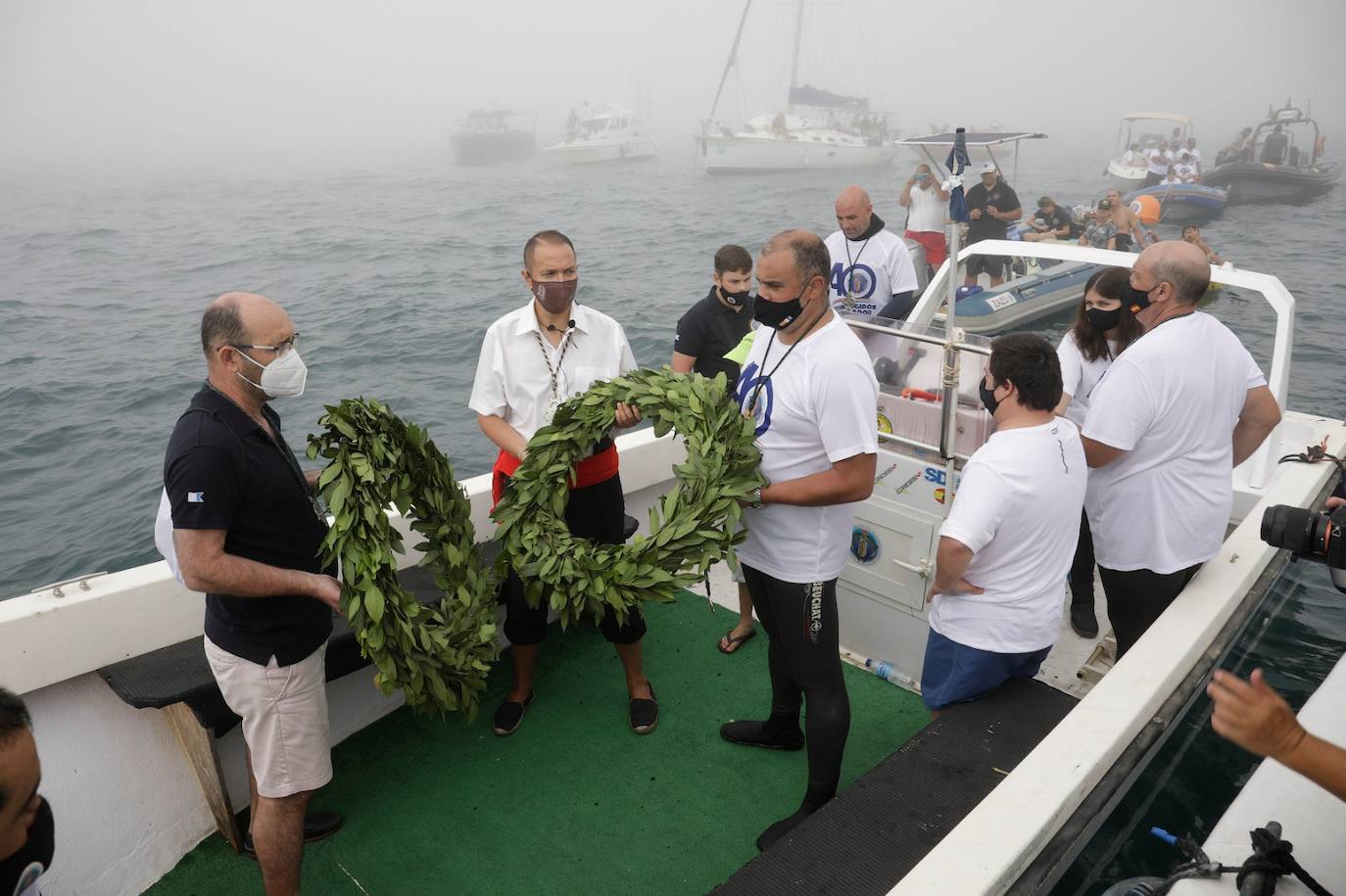 El estandarte ha sido llevado hasta el Puerto de la capital, donde en la casa de botes del Club Mediterráneo ha embarcado para dirigirse hacia las playas de La Malagueta.