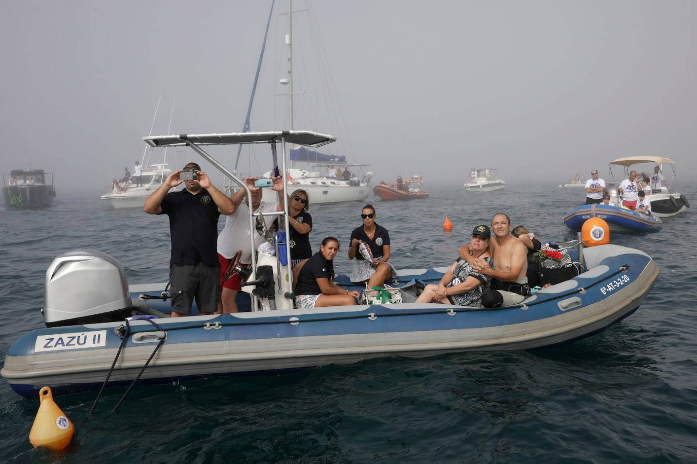 El estandarte ha sido llevado hasta el Puerto de la capital, donde en la casa de botes del Club Mediterráneo ha embarcado para dirigirse hacia las playas de La Malagueta.
