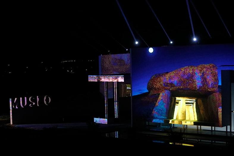 Videomapeo en la fachada del museo de los Dólmenes