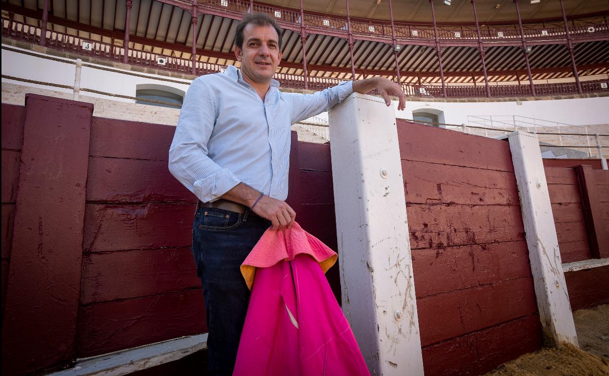 Plaza, capote en mano, en la tronera de un burladero de La Malagueta.