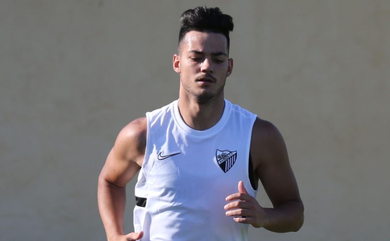 El jugador del Málaga, Ismael Gutiérrez, durante un entrenamiento reciente con el club blanquiazul.