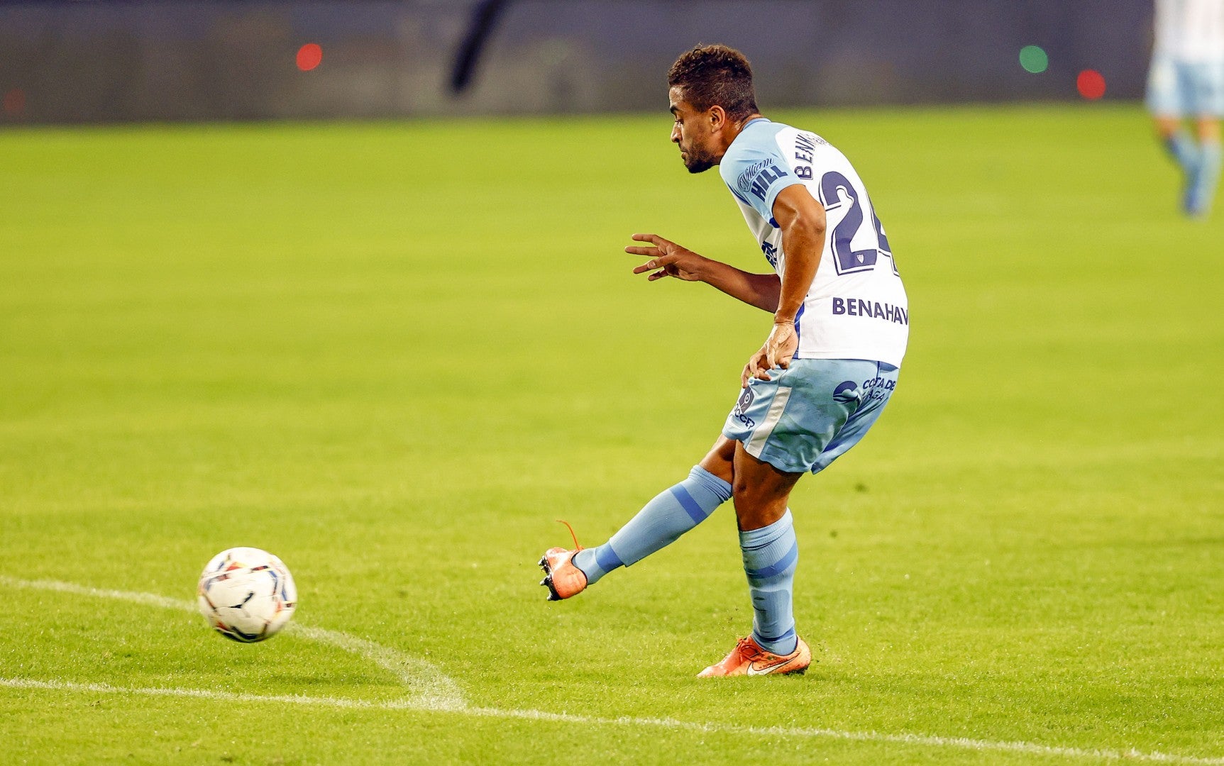 Mohamed Benkhemassa durante un partido con el Málaga en La Rosaleda durante la temporada 20-21.