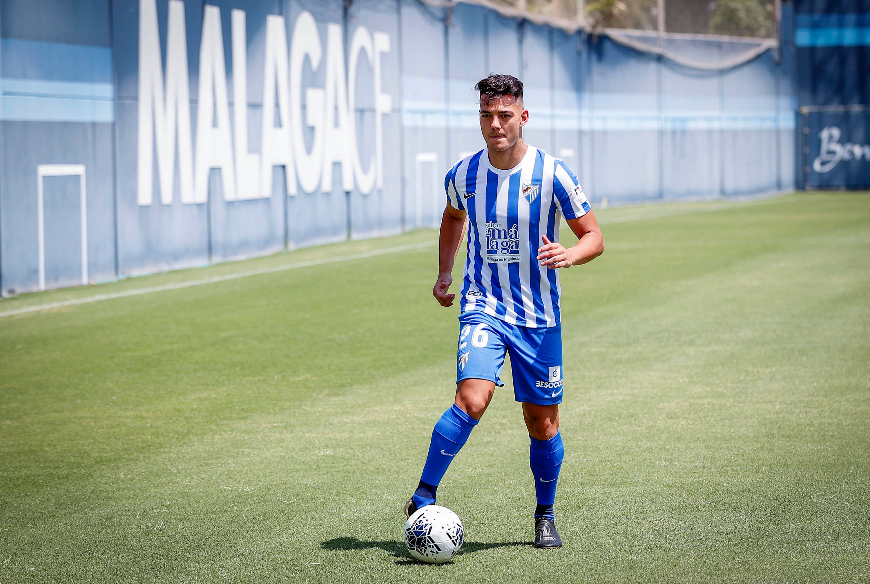 Ismael Gutiérrez posa con la flamante equipación del Málaga.