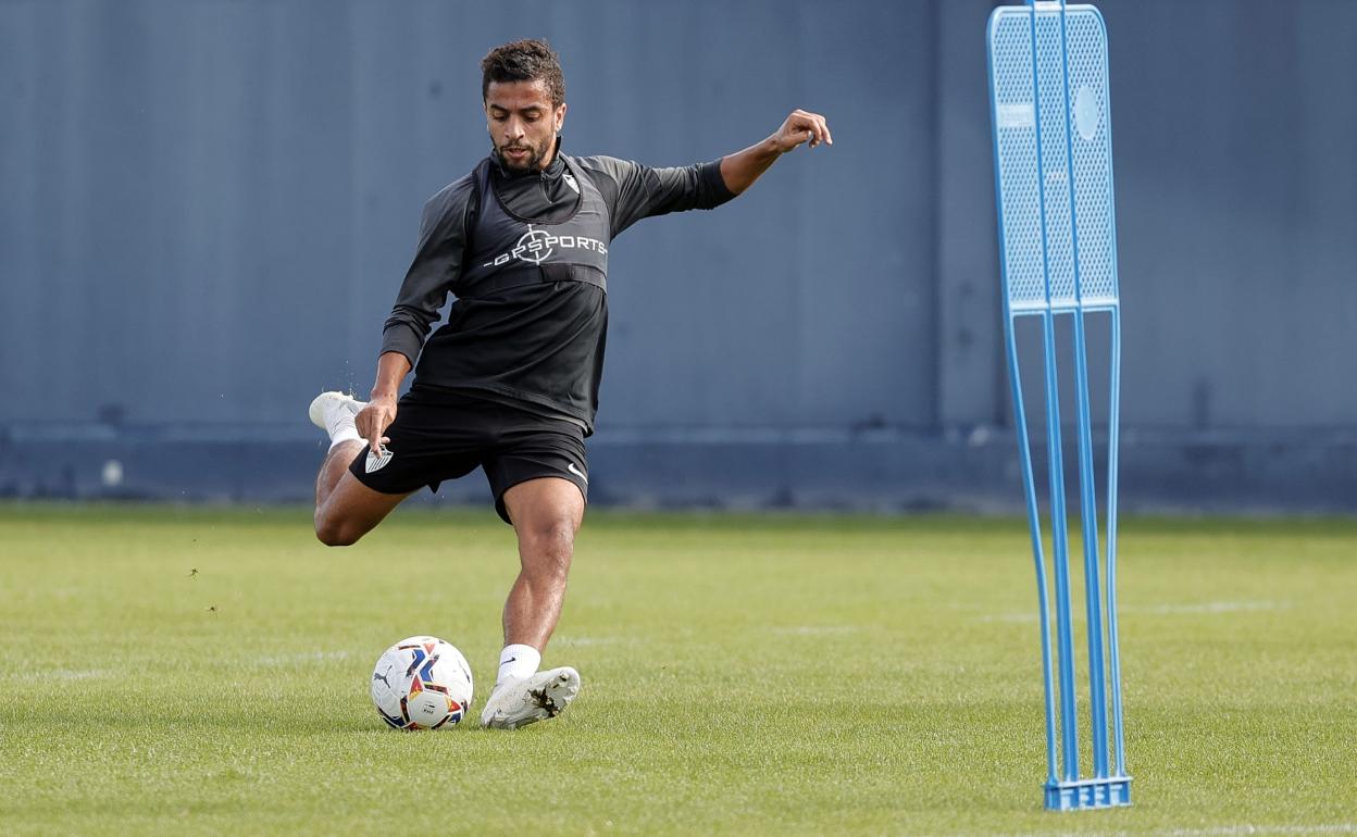 El jugador del Málaga Benkhemassa, en un entrenamiento de la temporada pasada.